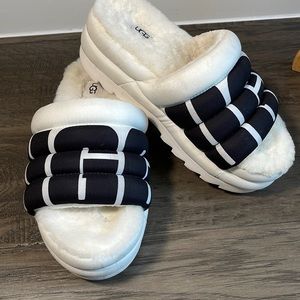 Ugg Treadlite Maxi Slide Logo